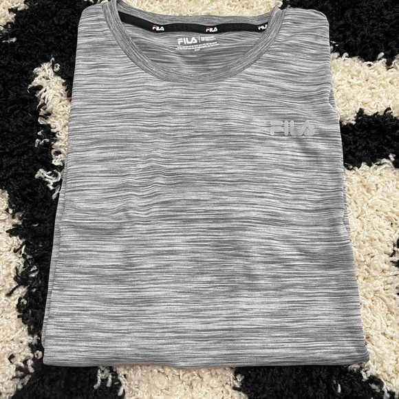 NWT Men’s Size Medium Fila Short Sleeve Quick Dry Logo Print Tee Rainfall Grey - Picture 9 of 9